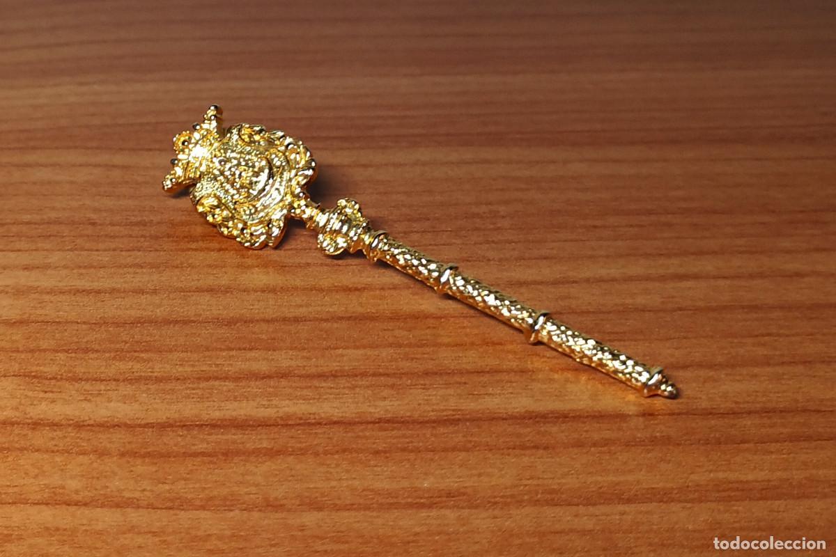 Pins de colecci&oacute;n: Pin r&eacute;plica de vara de mando de El Roc&iacute;o - 7 cm