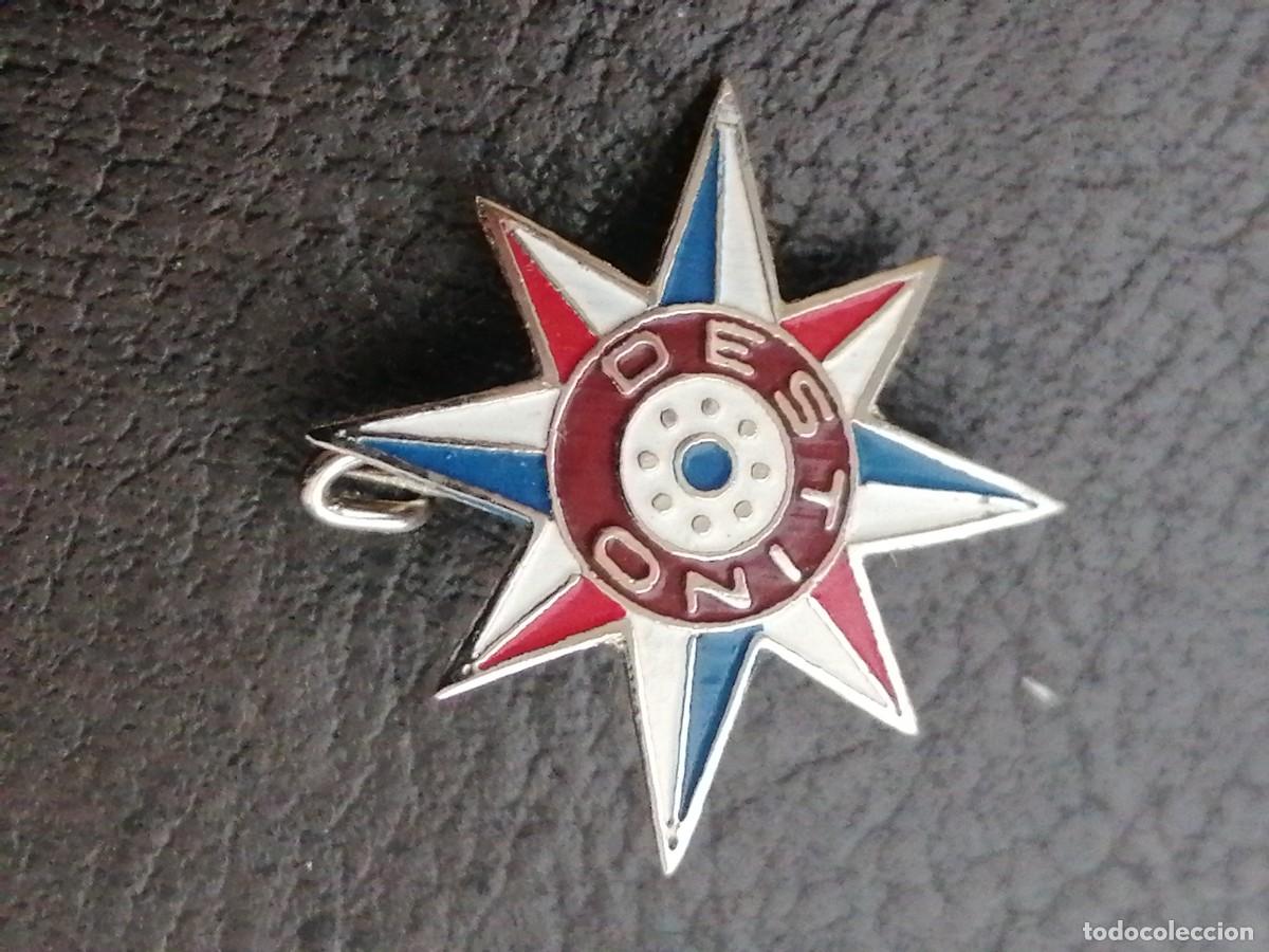 Pins de colecci&oacute;n: Pin tipo insignia rosa de los vientos editorial Destino insignia tipo imperdible