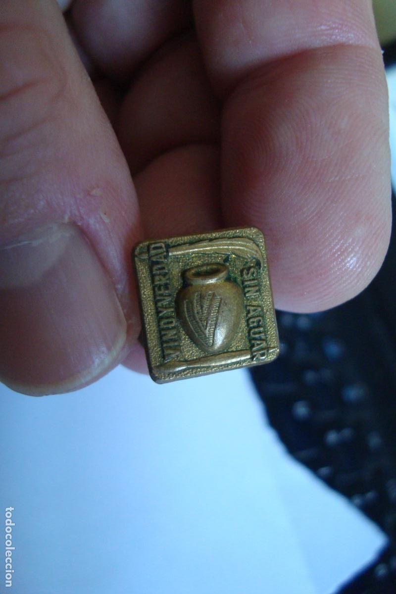 Pins de colecci&oacute;n: ANTIGUO PIN SOLAPA VINO Y VERDAD SIN AGUAR. S