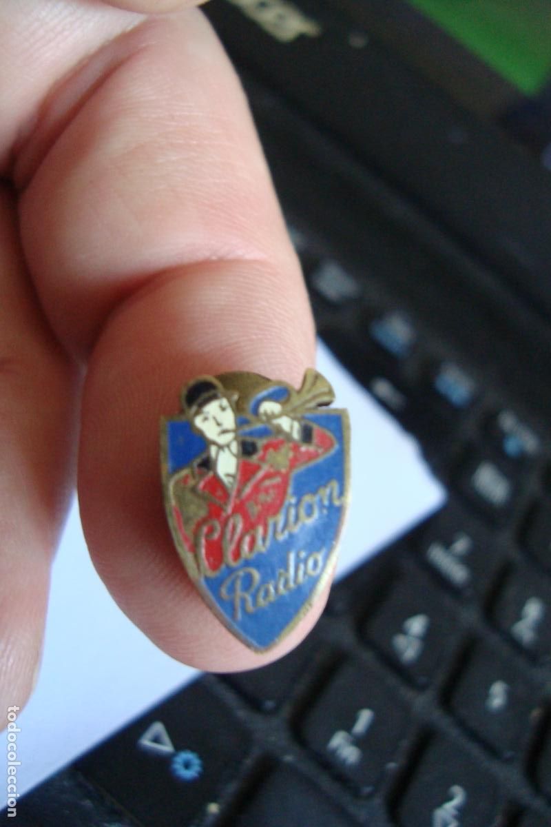 Pins de colecci&oacute;n: ANTIGUO PIN OJAL SOLAPA CLARION RADIO