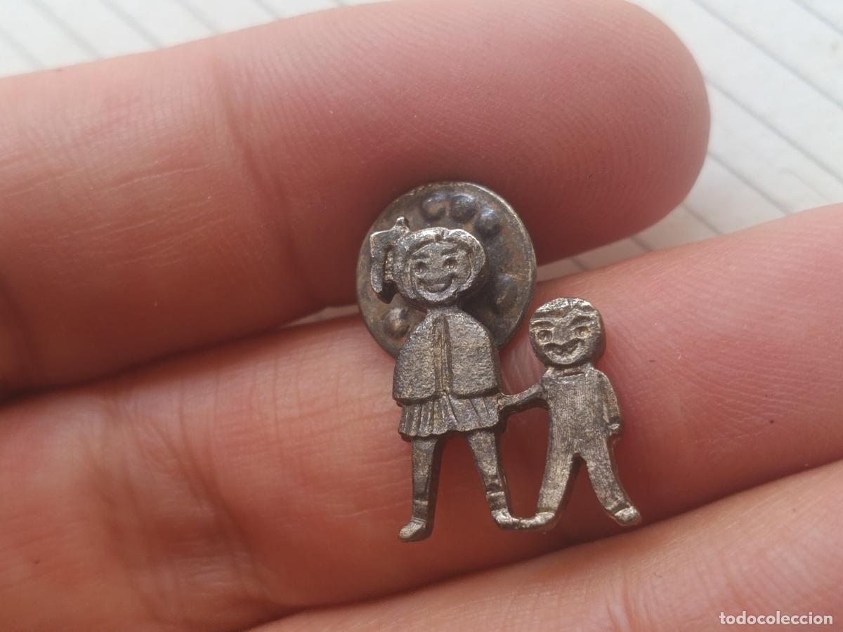 Pins de colecci&oacute;n: Posible pin sordomudos
