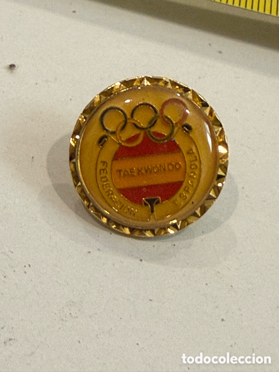 Pins de colecci&oacute;n: Insignia oficial Federaci&oacute;n Espa&ntilde;ola de Taekwondo con aros Ol&iacute;mpicos. Pin met&aacute;lico esmaltado vintage