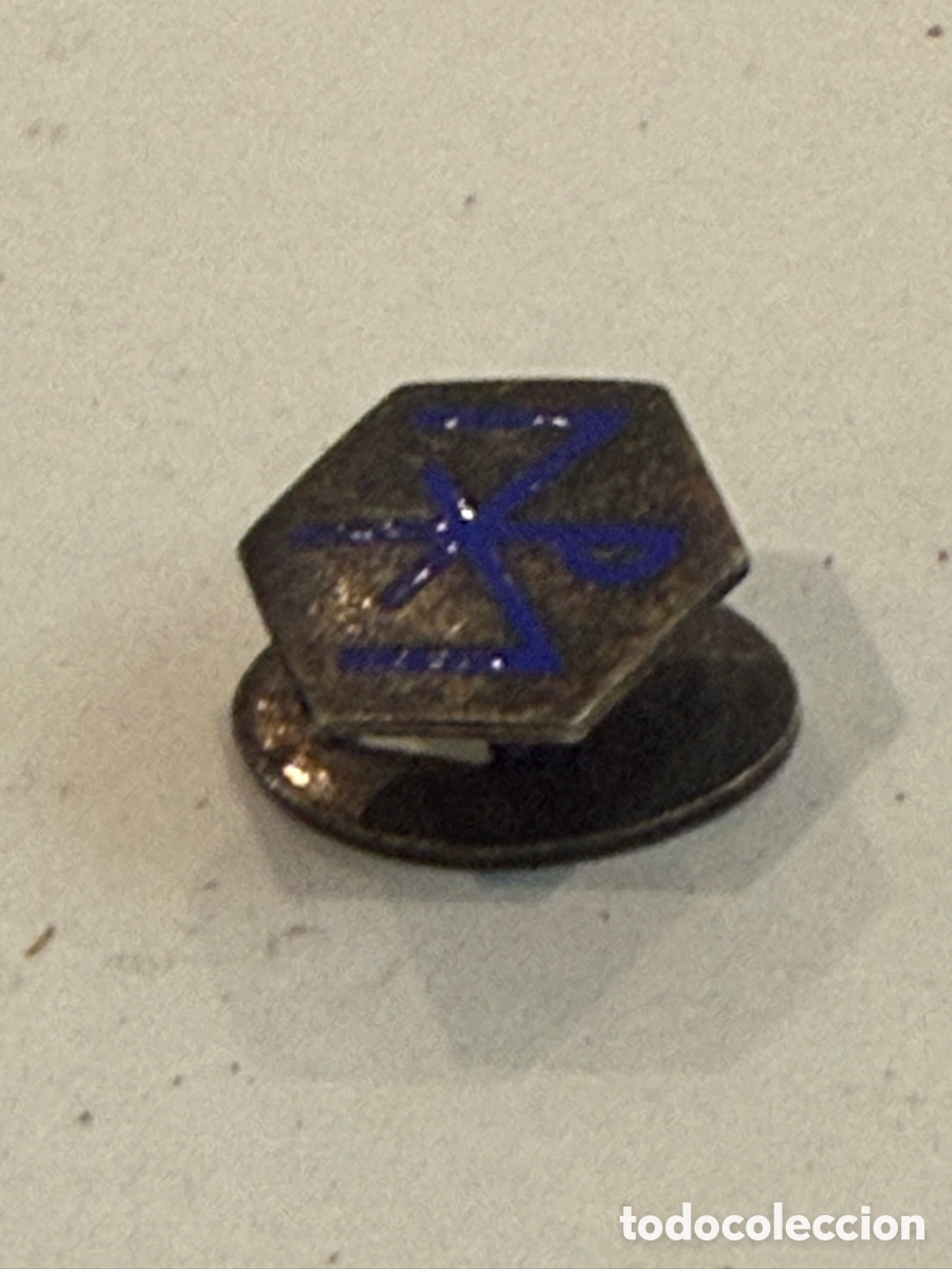 Pins de colecci&oacute;n: Pin de solapa de plata esmaltada con monograma azul PM. Vintage