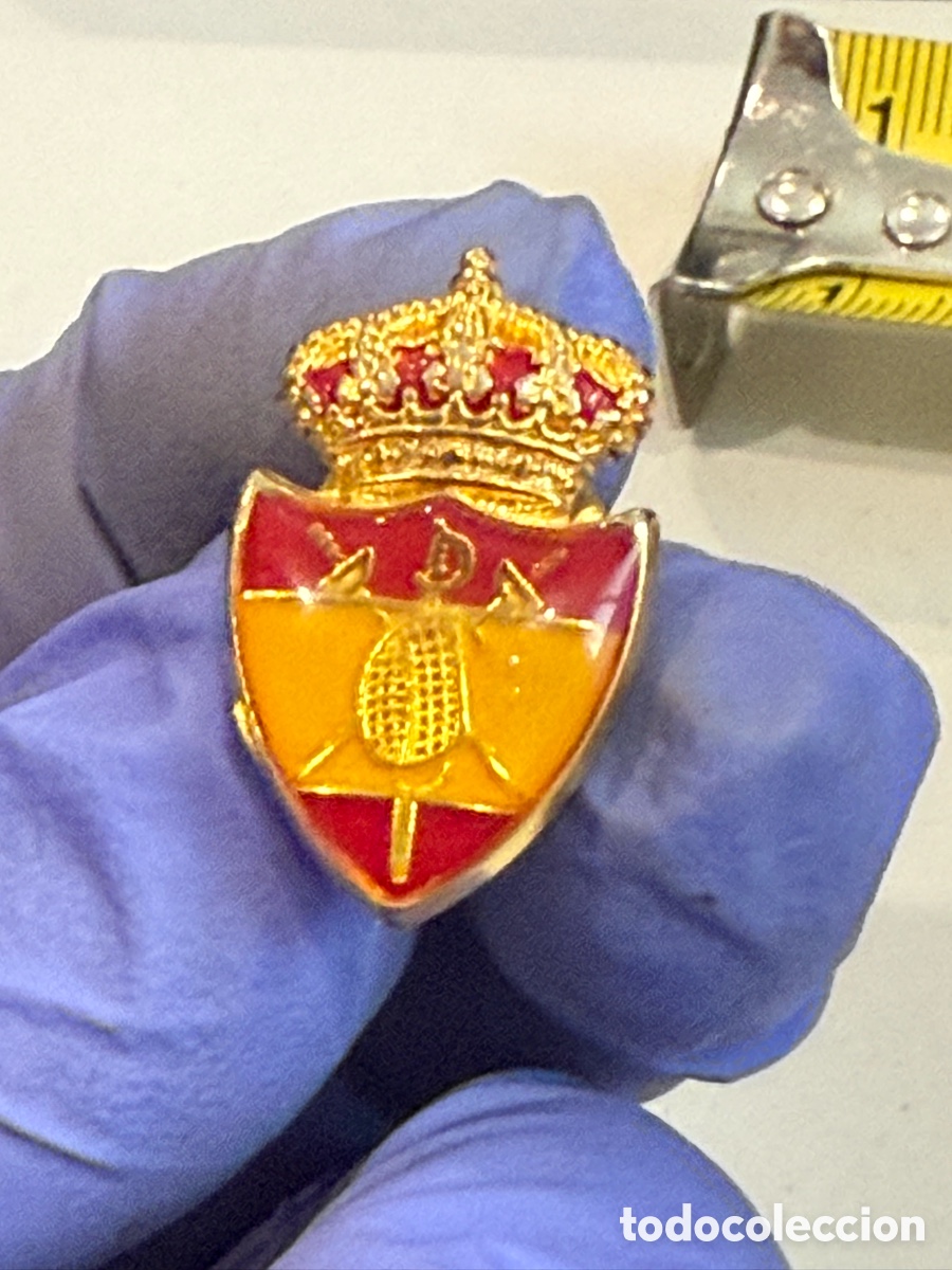 Pins de colecci&oacute;n: Pin Guardia Civil. Escudo esmaltado con Corona Real. Vintage