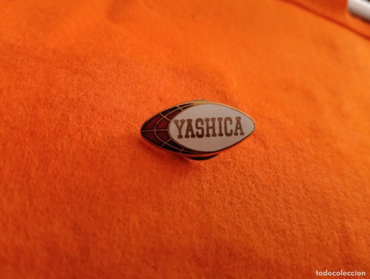 Pins de colecci&oacute;n: RARO Y ANTIGUO PIN / INSIGNIA DE TORNILLO CON ESMALTES - CAMARA FOTOGRAFICA YASHICA