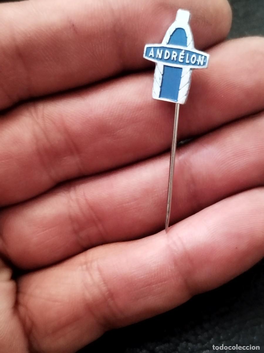 Pins de colecci&oacute;n: Antigua aguja de pecho de publicidad de marca de productos para el cabello Andr&eacute;lon. Pin.