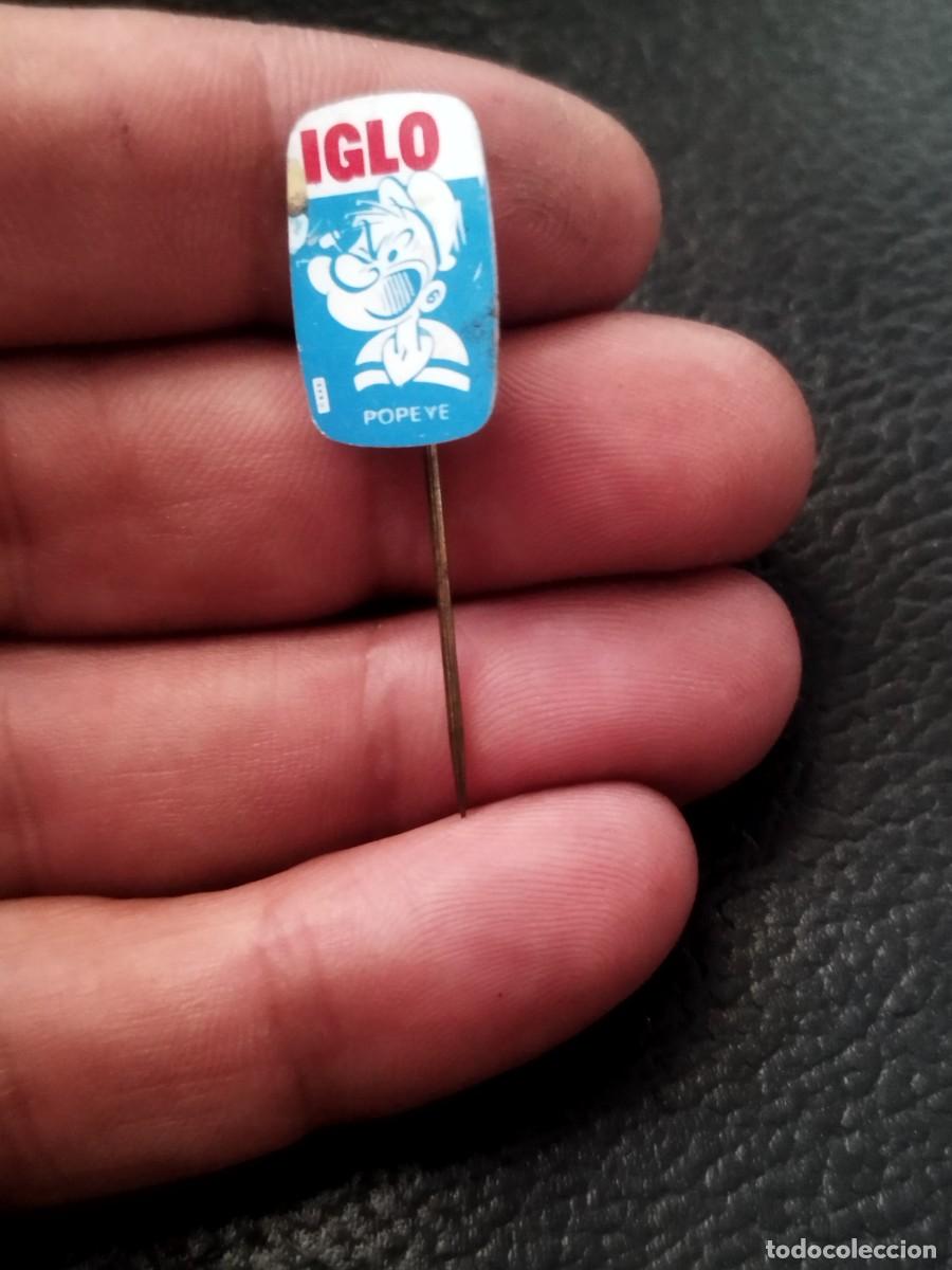 Pins de colecci&oacute;n: Antigua aguja de pecho de publicidad de marca de alimentos congelados Iglo. Con la imagen de Popeye.