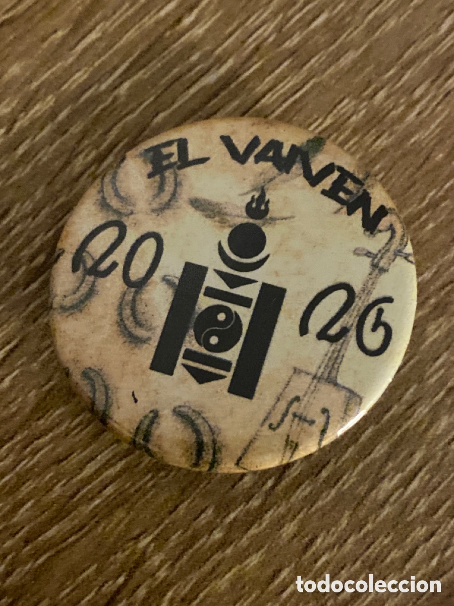 Pins de colecci&oacute;n: CHAPA CARNAVAL BADAJOZ 2026 EL VAIV&Eacute;N