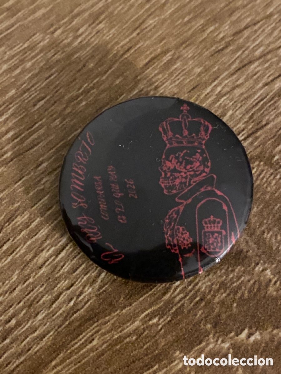 Pins de colecci&oacute;n: CHAPA CARNAVAL BADAJOZ 2026 COMPARSA ES LO QUE HAY