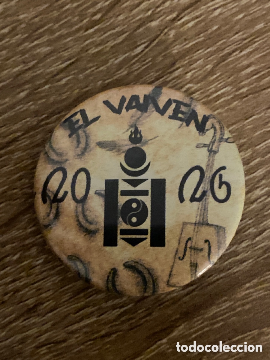 Pins de colecci&oacute;n: CHAPA CARNAVAL BADAJOZ 2026 COMPARSA EL VAIV&Eacute;N