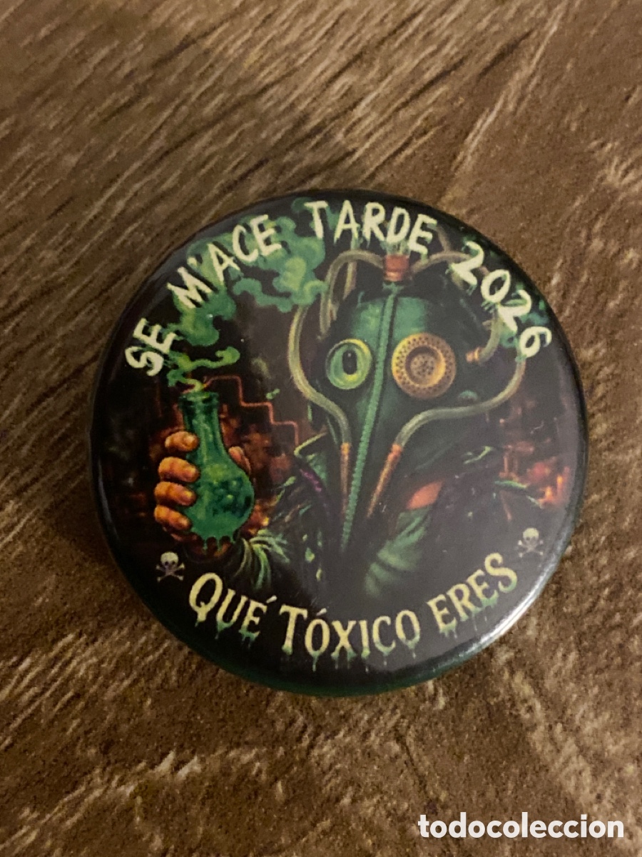 Pins de colecci&oacute;n: CHAPA CARNAVAL BADAJOZ 2026 SE MACE TARDE