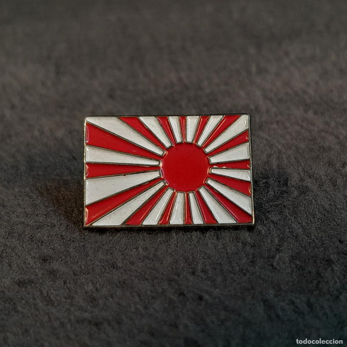 Sammlung von Pins: J-4551. PIN CON BANDERA DEL SOL NACIENTE. SIGLO XX.
