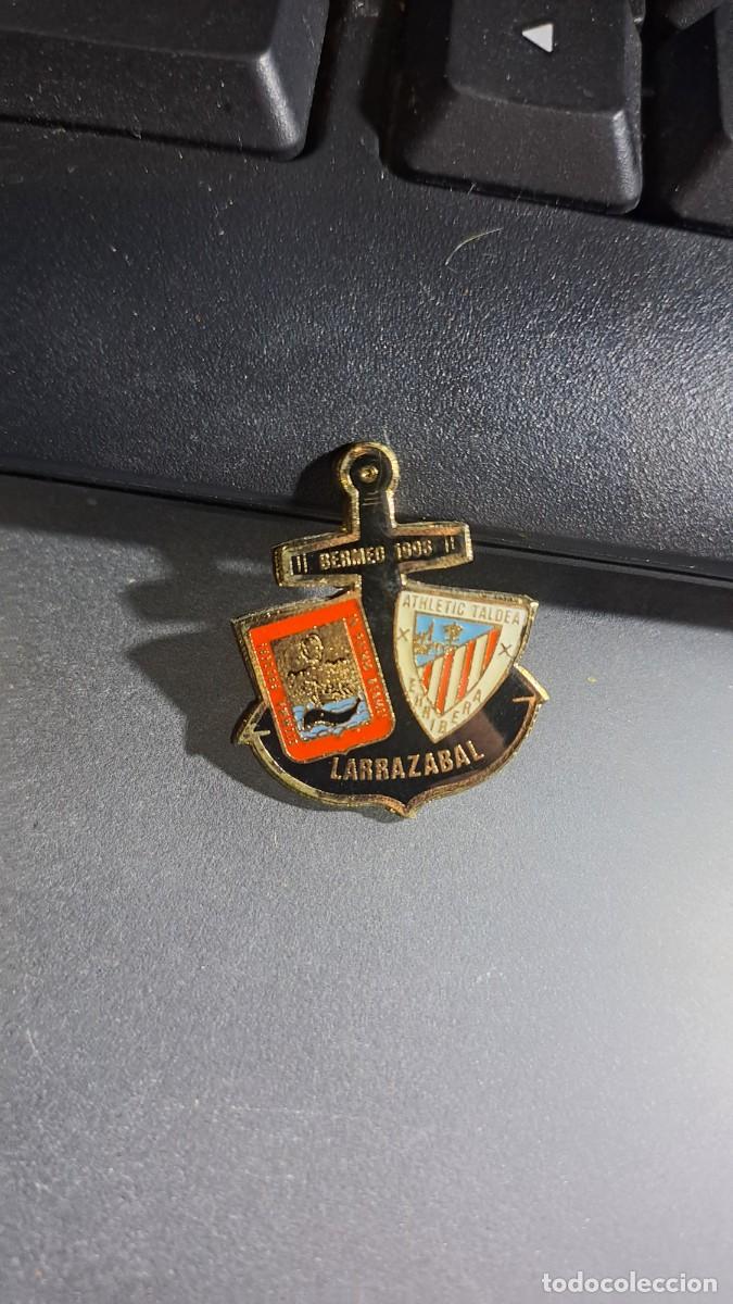 Pins de colecci&oacute;n: PIN PE&Ntilde;A ATHLETIC LARRAZABAL DE BERMEO ATHLETIC CLUB DE BILBAO FUNDADO EN 1996