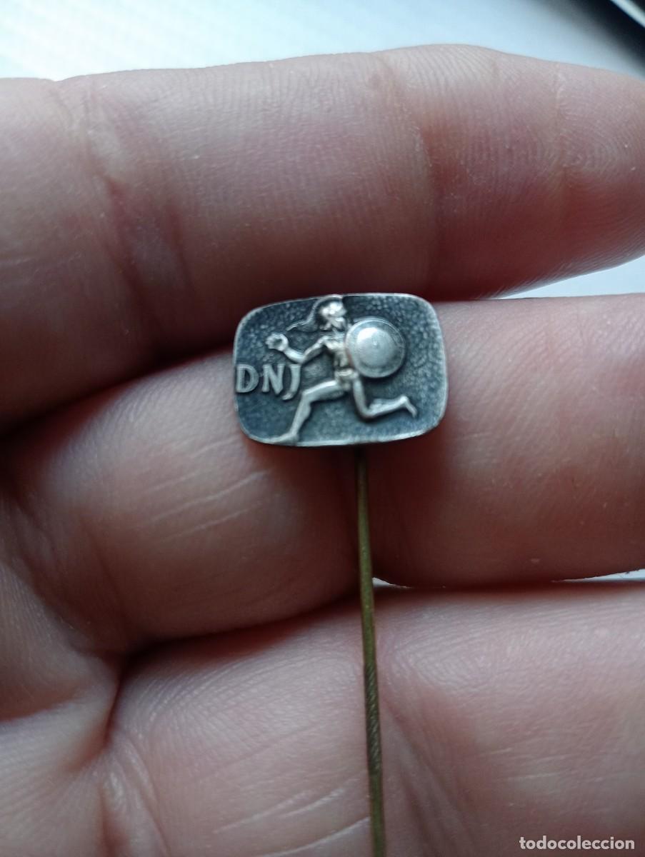 Pins de colecci&oacute;n: INSIGNIA DESCONOCIDA DNJ PARA IDENTIFICAR Y CATALOGAR TEMA DEPORTES ? ORGANIZACI&Oacute;N JUVENIL ?