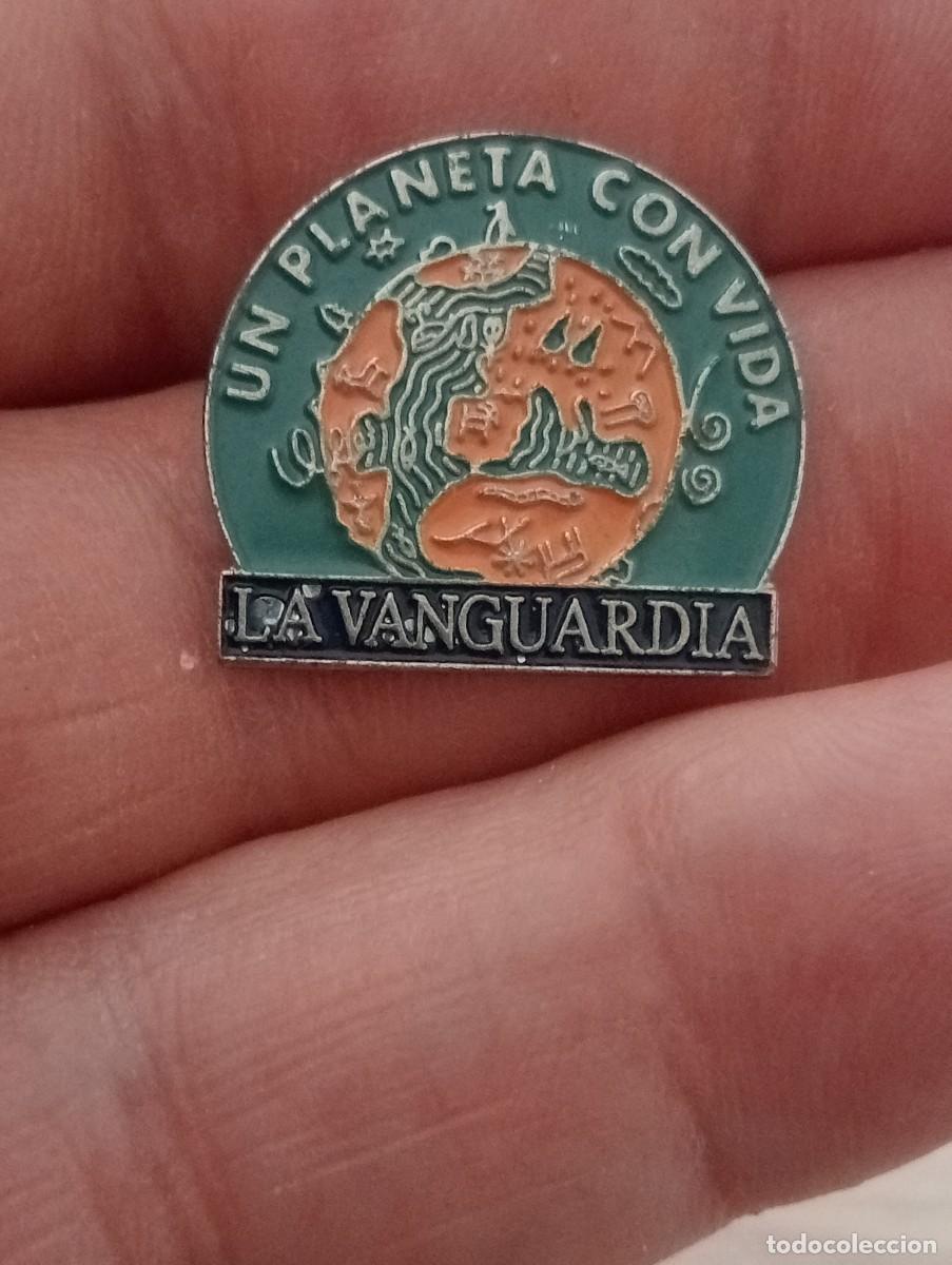 Pins de colecci&oacute;n: PINS PERI&Oacute;DICO LA VANGUARDIA UN PLANETA CON VIDA CANAL TELEVISI&Oacute;N , COMUNICACI&Oacute;N PERIODISMO , RADIO