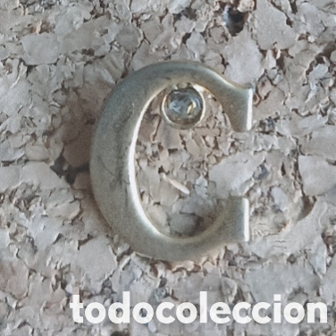 Pins de colecci&oacute;n: PIN LETRA C DORADA CON CRISTALITO