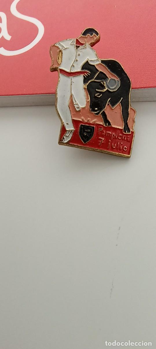 Pins de colecci&oacute;n: Insignia imperdible - Pamplona 7 de julio - Corredor y toro - encierro - No pin