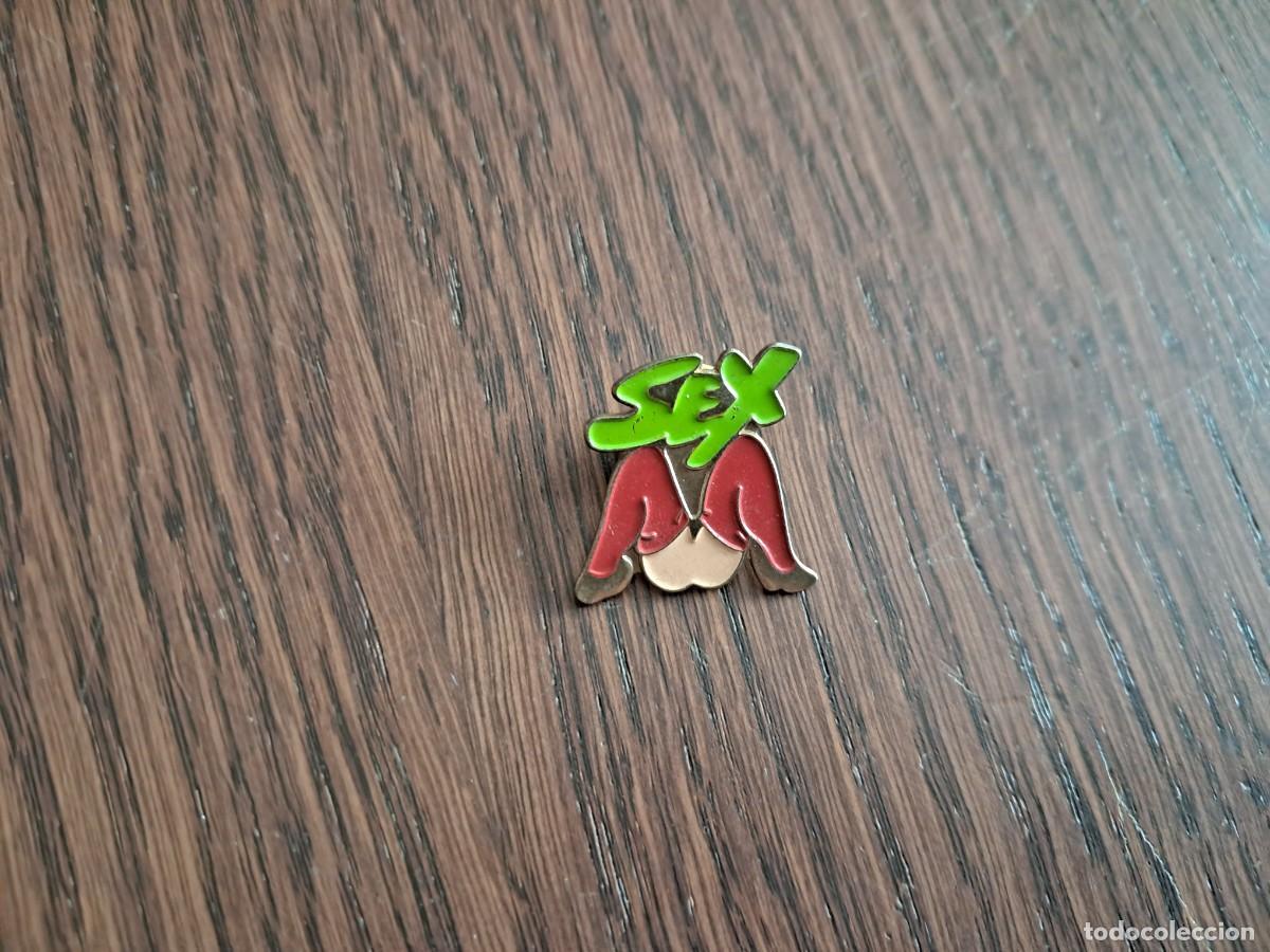Pins de colecci&oacute;n: pin de metal, sex, piernas de mujer.