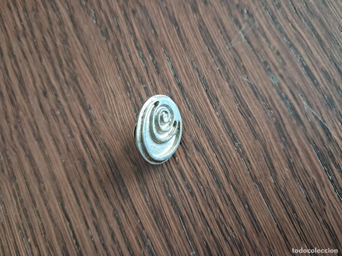 Pins de colecci&oacute;n: pin de metal, s&iacute;mbolo en forma ovalada.