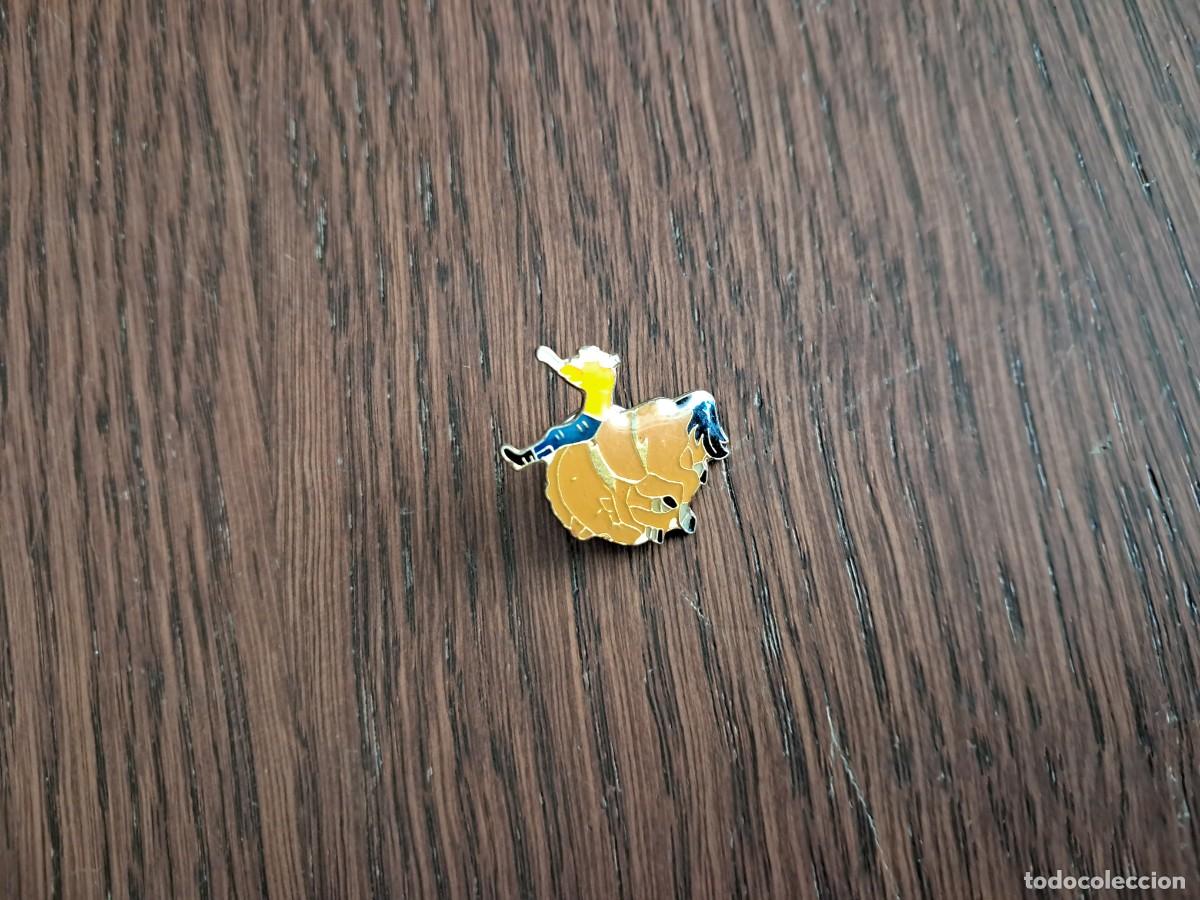 Pins de colecci&oacute;n: pin de metal, caballo saltando y jinete.
