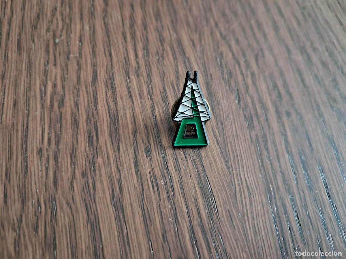 Collection pins: pin de metal, torre de radio.