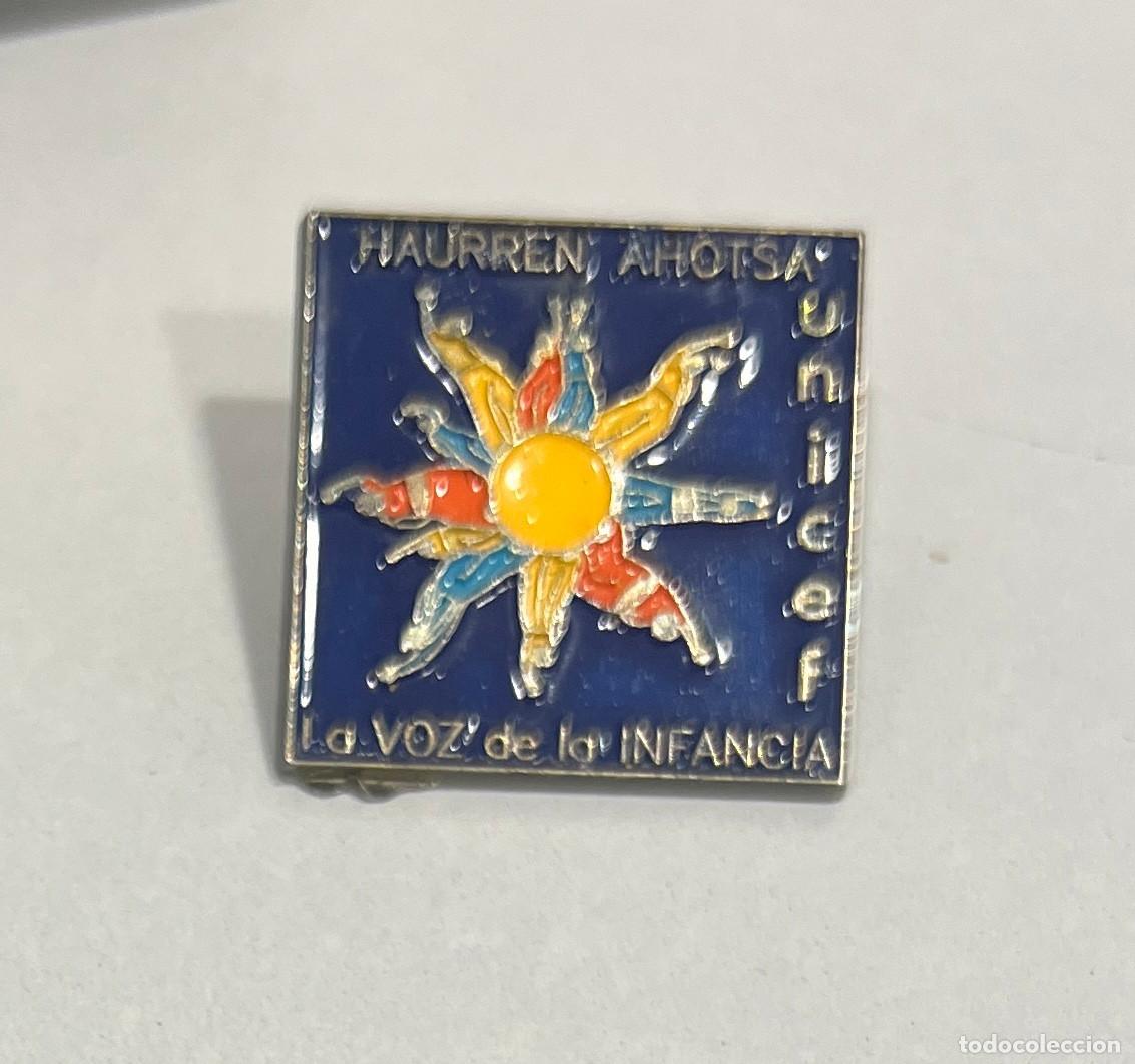 Pins de colecci&oacute;n: PIN POLITICO. UNICEF. HAURREN AHOTSA. LA VOZ DE LA INFANCIA.