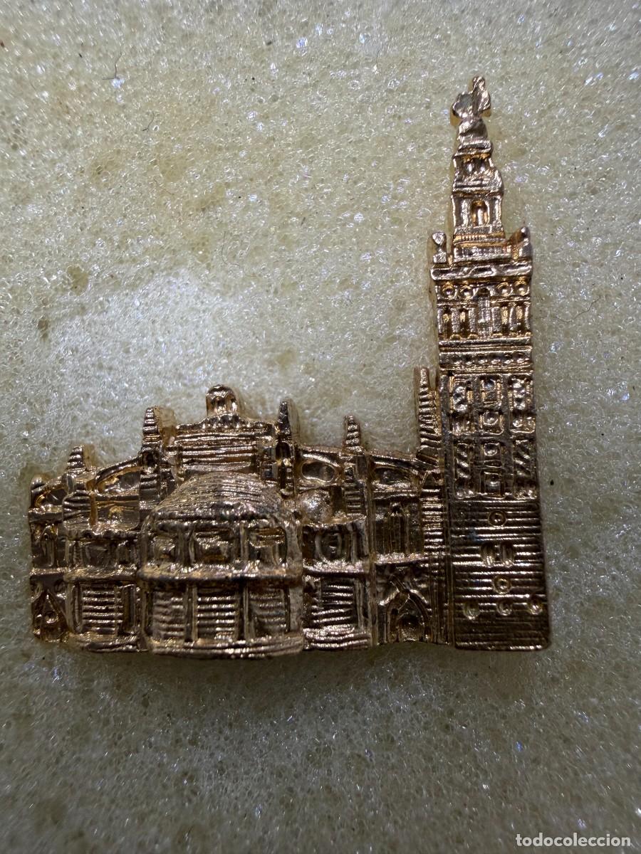 Pins de colecci&oacute;n: PIN. CATEDRAL DE SEVILLA. LA GIRALDA. MET&Aacute;LICO EN RELIEVE. VINTAGE.