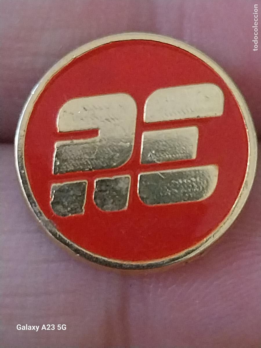 Pins de colecci&oacute;n: R E CREO RADIO ESPA&Ntilde;A INSIGNIA ALFILER METAL DORADO 1.75CMS ****