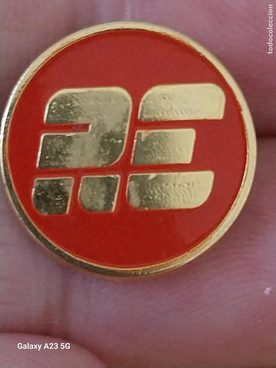 Pins de colecci&oacute;n: R E CREO RADIO ESPA&Ntilde;A INSIGNIA ALFILER METAL DORADO 1.75CMS ***