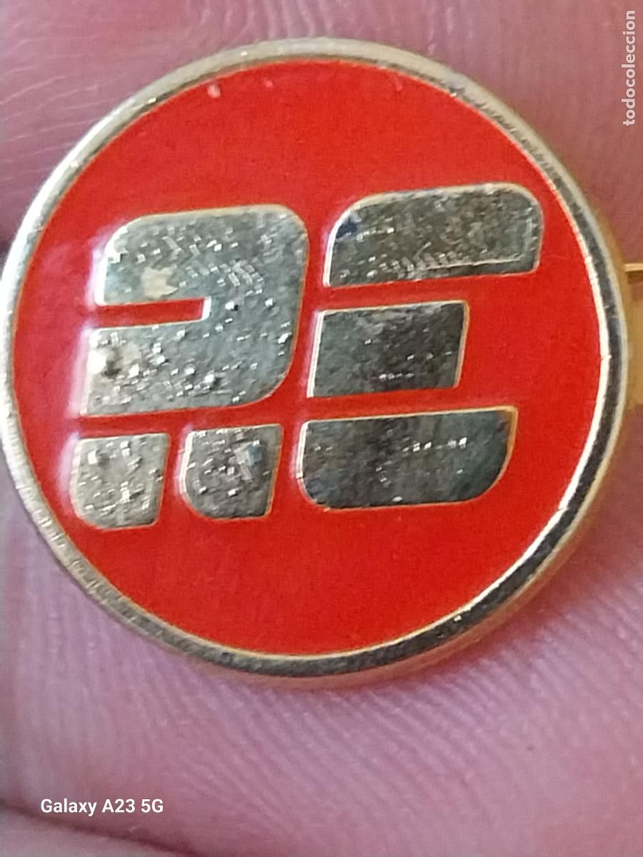 Pins de colecci&oacute;n: R E CREO RADIO ESPA&Ntilde;A INSIGNIA ALFILER METAL DORADO 1.75CMS **