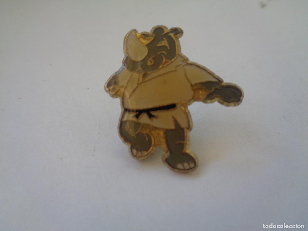Pins de colecci&oacute;n: PIN DE DEPORTE : RINOCERONTE KARATEKA