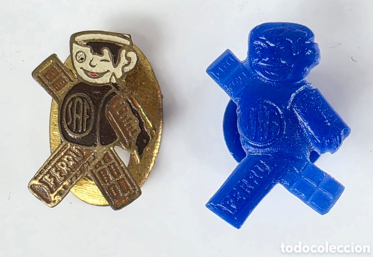 Pins de colecci&oacute;n: 2 Insignias Publicidad Chocolates Ferru SAF - Mascota Taza Cacao - Ni&ntilde;o Reposter&iacute;a