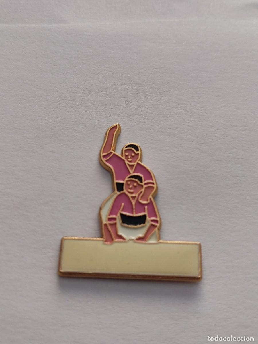 Pins de colecci&oacute;n: CURIOSO PIN CASTELLERS- ENXANETA HACIENDO L' ALETA.(para personalizar)