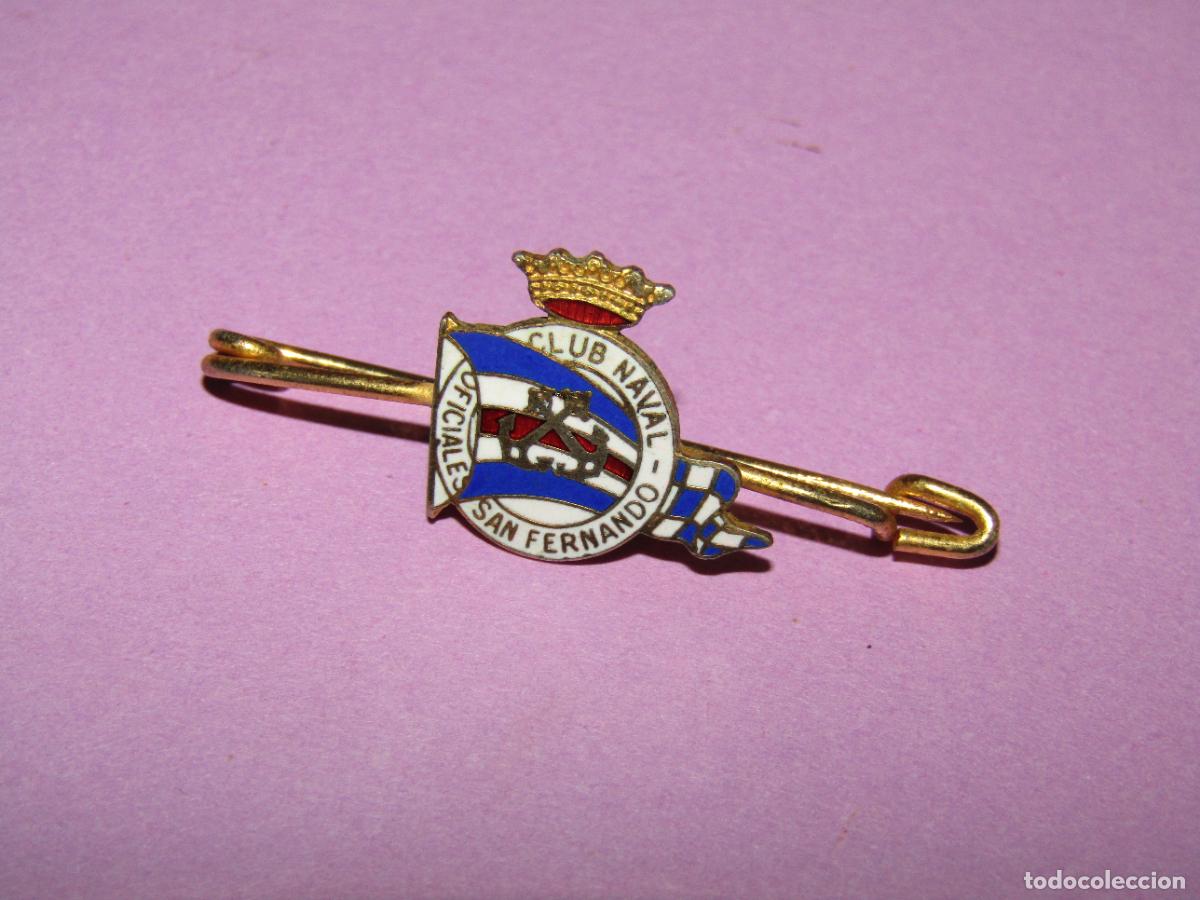 Pins de colecci&oacute;n: Antiguo Alfiler de Corbata en Lat&oacute;n y Esmaltes del Club Naval de Oficiales de SAN FERNANDO