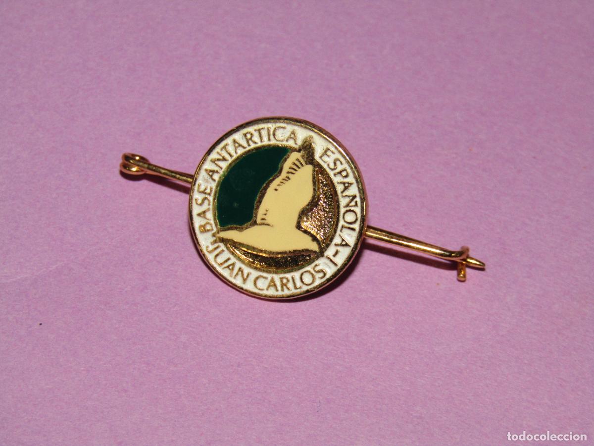 Pins de colecci&oacute;n: Antiguo Alfiler de Corbata en Lat&oacute;n y Esmaltes de la Base Ant&aacute;rtica Espa&ntilde;ola JUAN CARLOS I