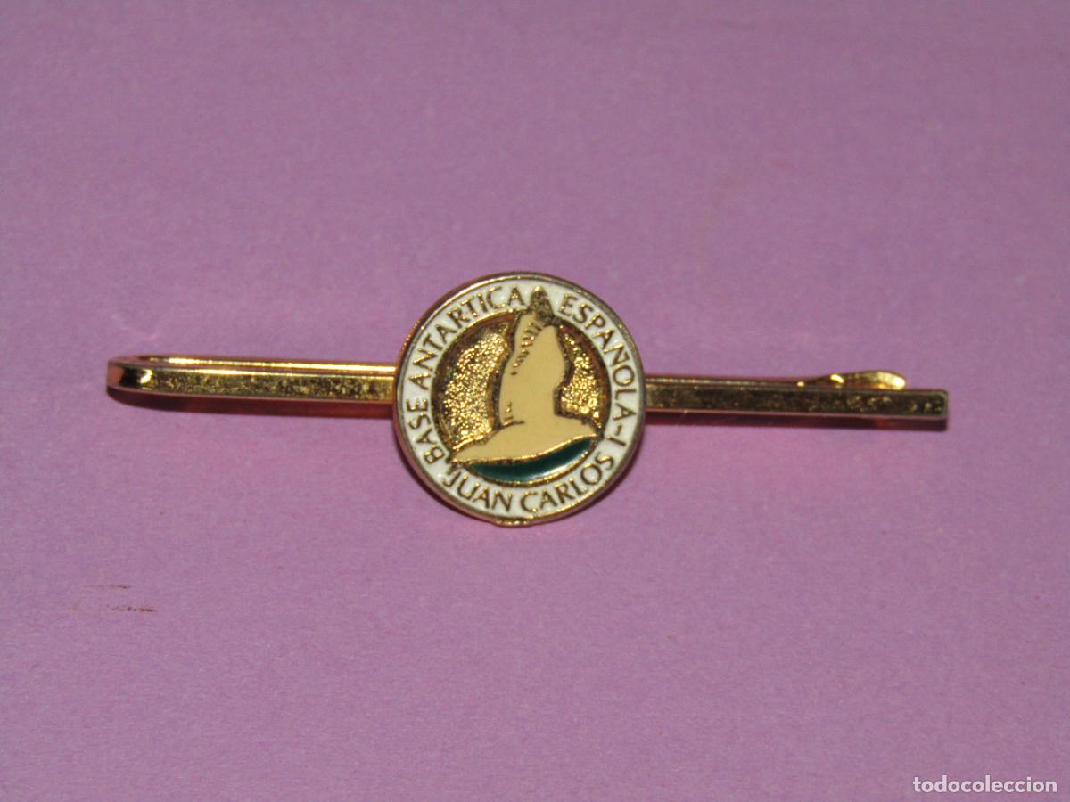 Pins de colecci&oacute;n: Antiguo Pasador de Corbata en Lat&oacute;n y Esmaltes BASE ANT&Aacute;RTICA ESPA&Ntilde;OLA Juan Carlos I