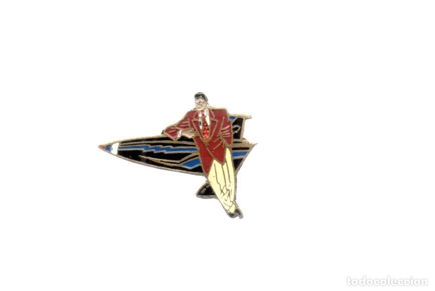Pins de colecci&oacute;n: V49168: Pin metalico de Roco Vargas de Daniel Torres. Norma Comics