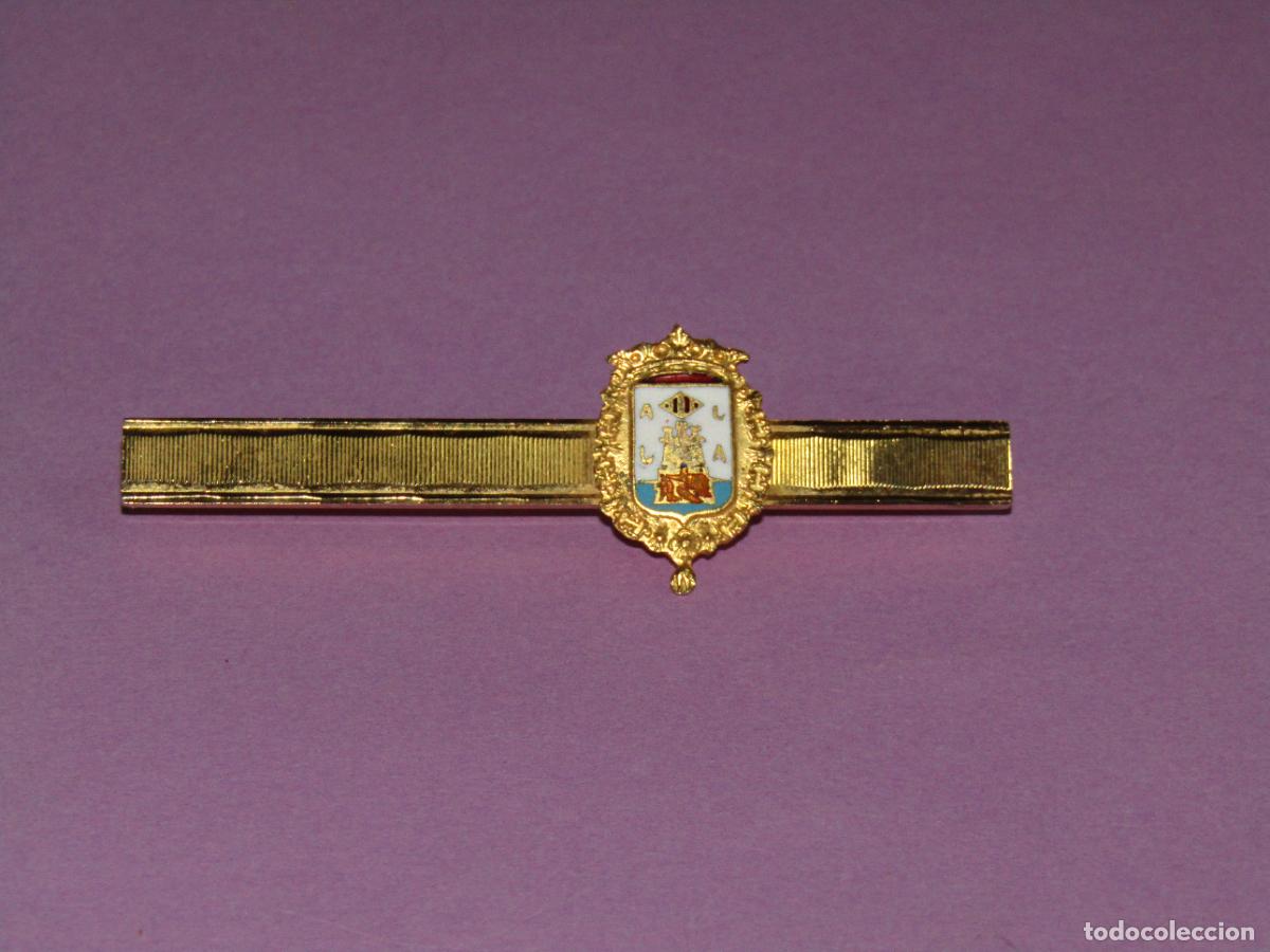 Sammlung von Pins: Antiguo Pasador de Corbata en Lat&oacute;n y Esmaltes con el Escudo de la Ciudad de ALICANTE