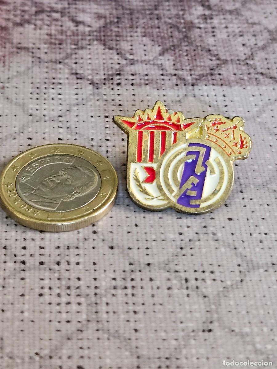 Pins de colecci&oacute;n: Pin O Insignia Met&aacute;lica Que Entrelaza Los Escudos De Dos Clubs De F&uacute;tbol.