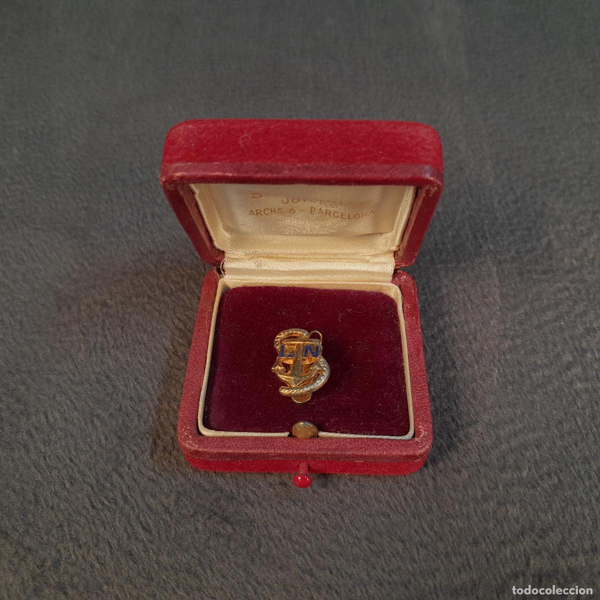 Pins e Spille di collezione: M-2290. PIN DE INSIGNIA NAVAL EN METAL DORADO. BARCELONA. MEDIADOS S.XX