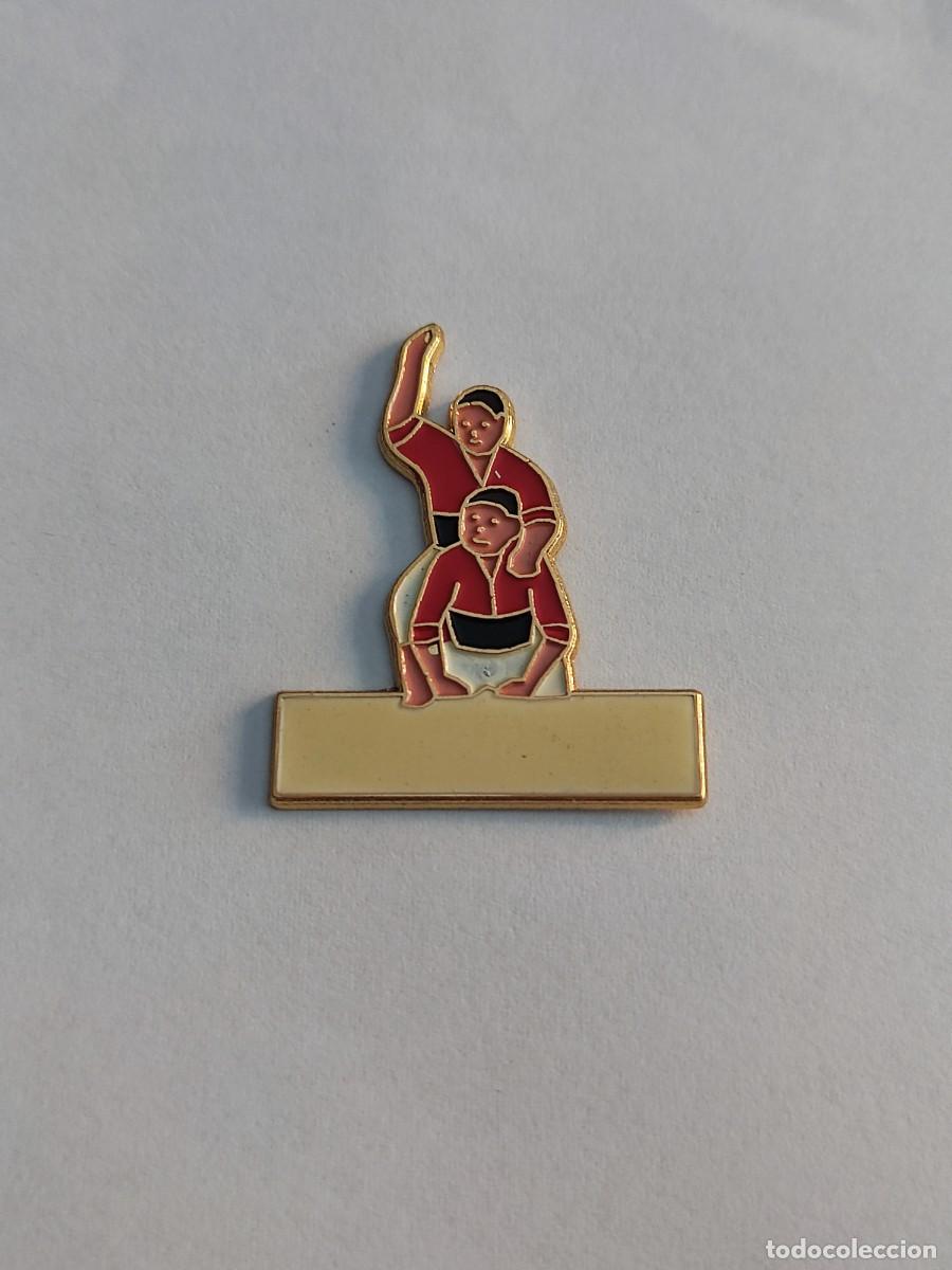 Pins de colecci&oacute;n: CURIOSO PIN CASTELLERS- ENXANETA HACIENDO L' ALETA.(para personalizar)