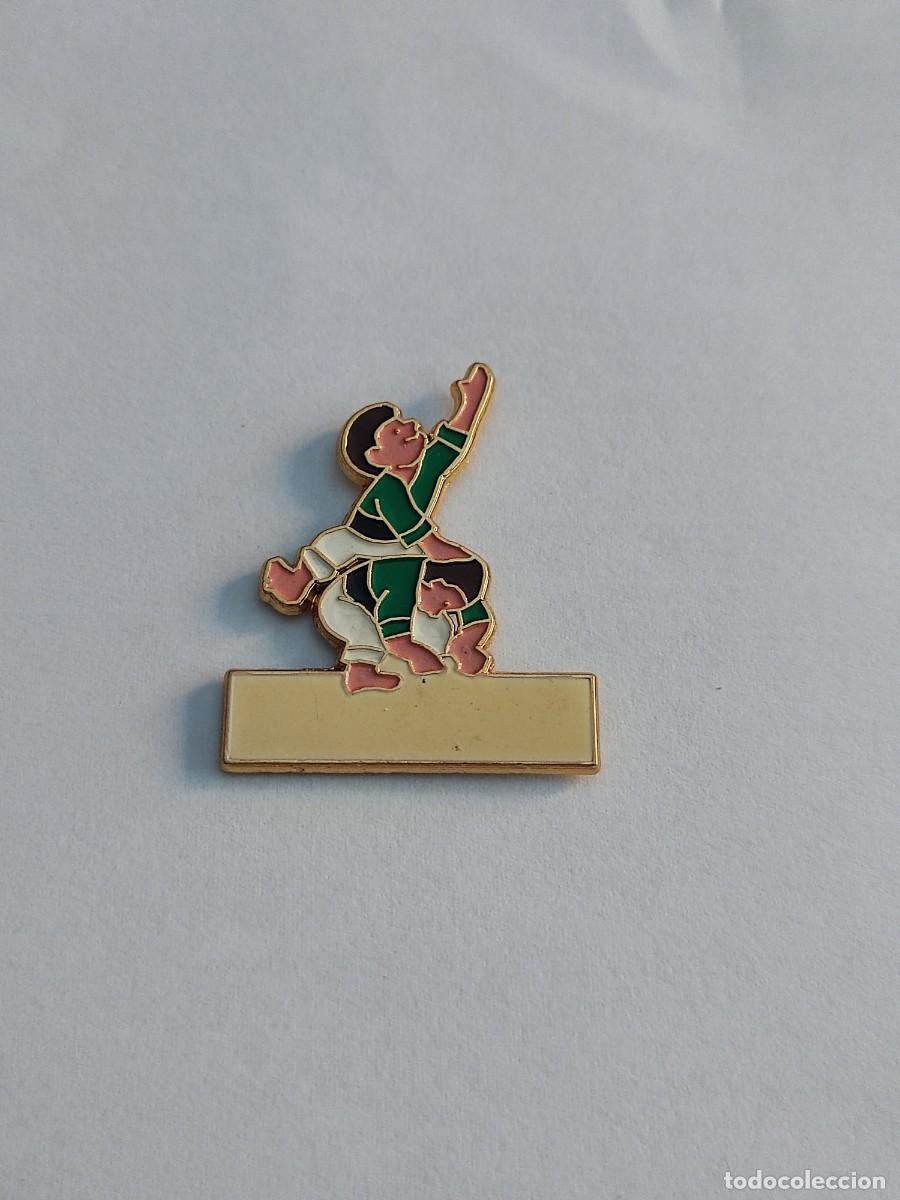 Pins de colecci&oacute;n: CURIOSO PIN CASTELLERS- ENXANETA HACIENDO L' ALETA.(para personalizar)