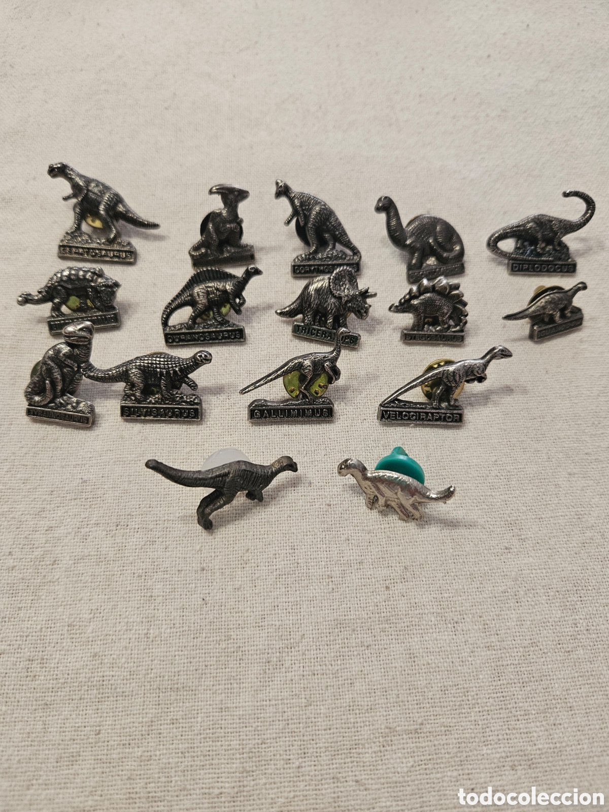 Pins de colecci&oacute;n: Lote 16 pins dinosaurios metalicos