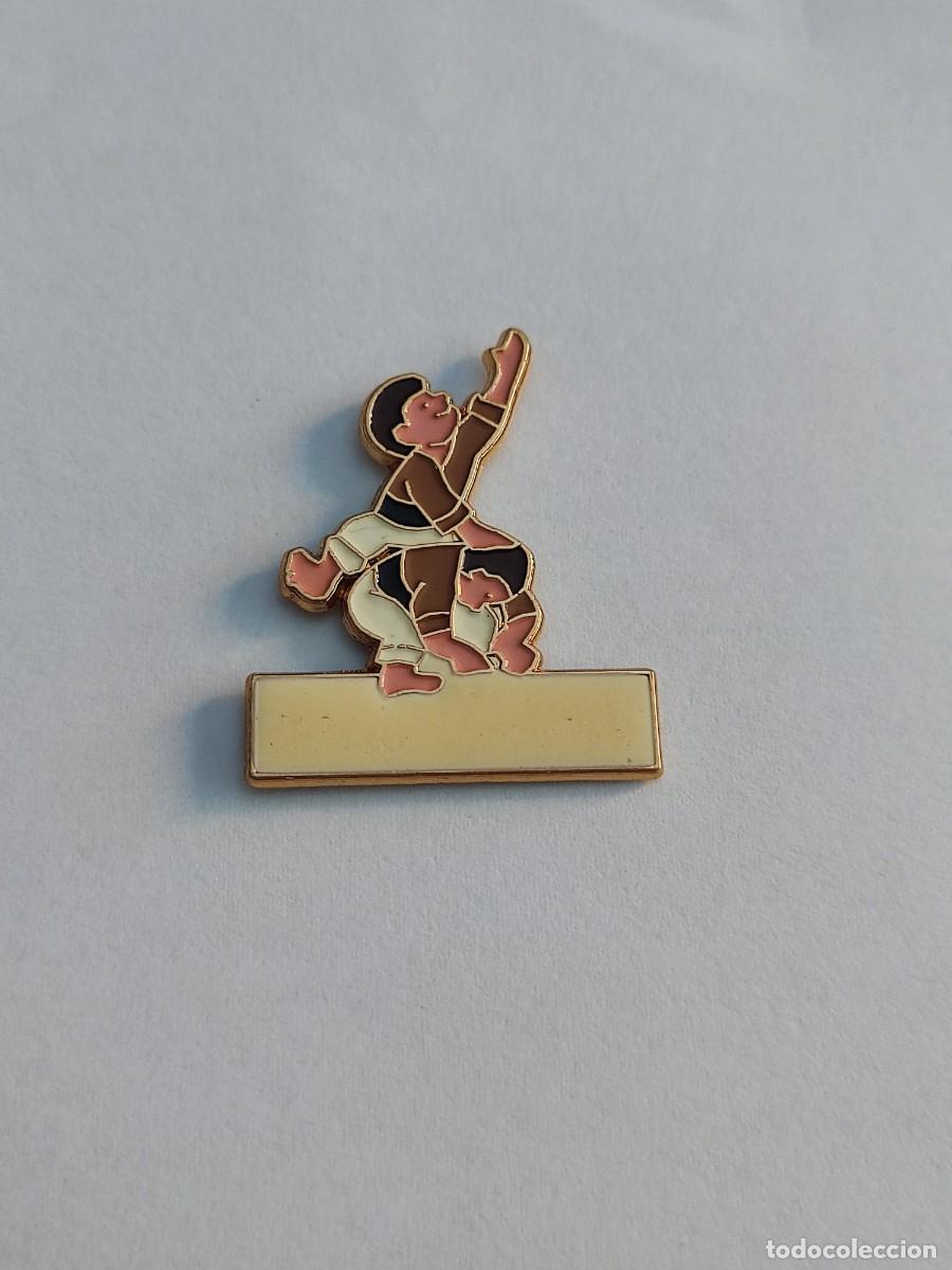 Pins de colecci&oacute;n: CURIOSO PIN CASTELLERS- CAMISA MARRON -ENXANETA HACIENDO L' ALETA.(para personalizar)