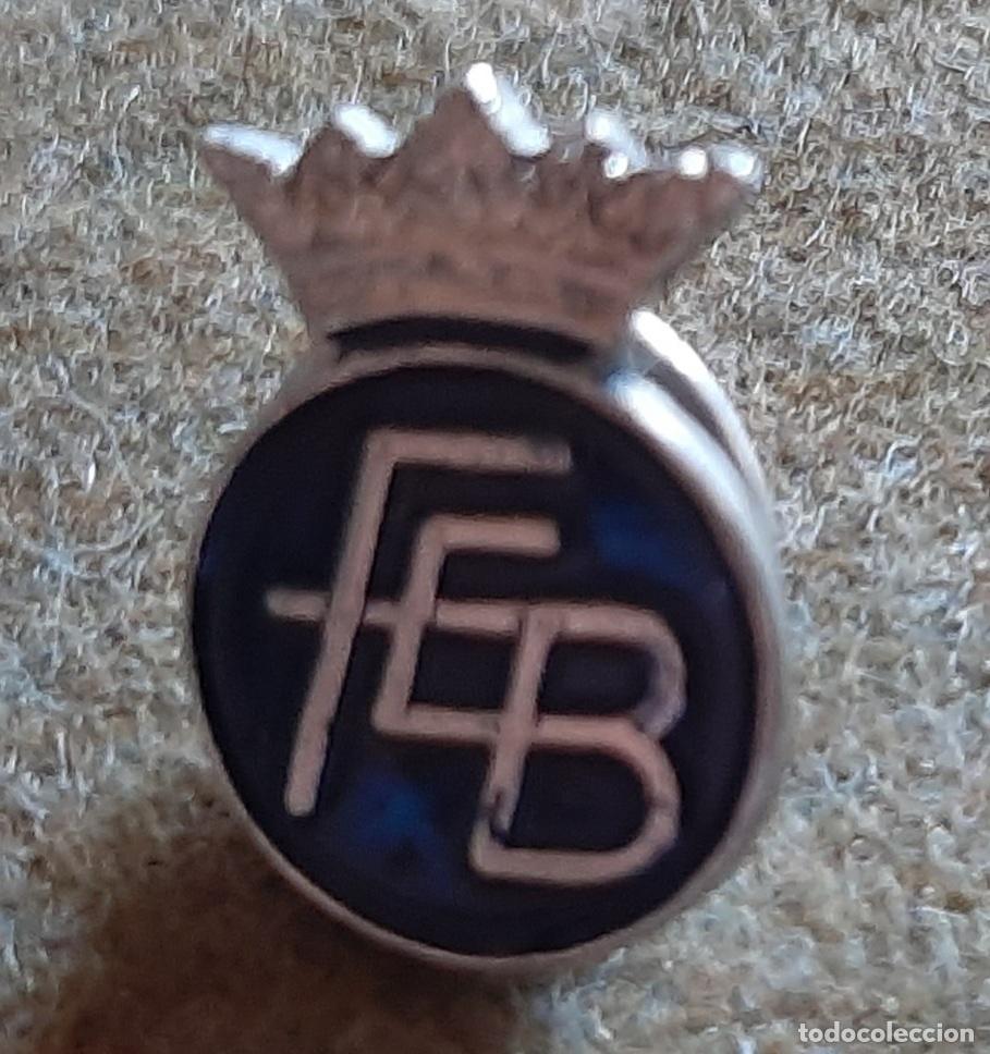 Pins de colecci&oacute;n: ANTIGUO PIN DE LA FEDERACION ESPA&Ntilde;OLA DE BALONCESTO