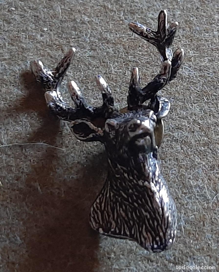 Pins de colecci&oacute;n: BONITO PIN CON UN CIERVO 5X3 CM.