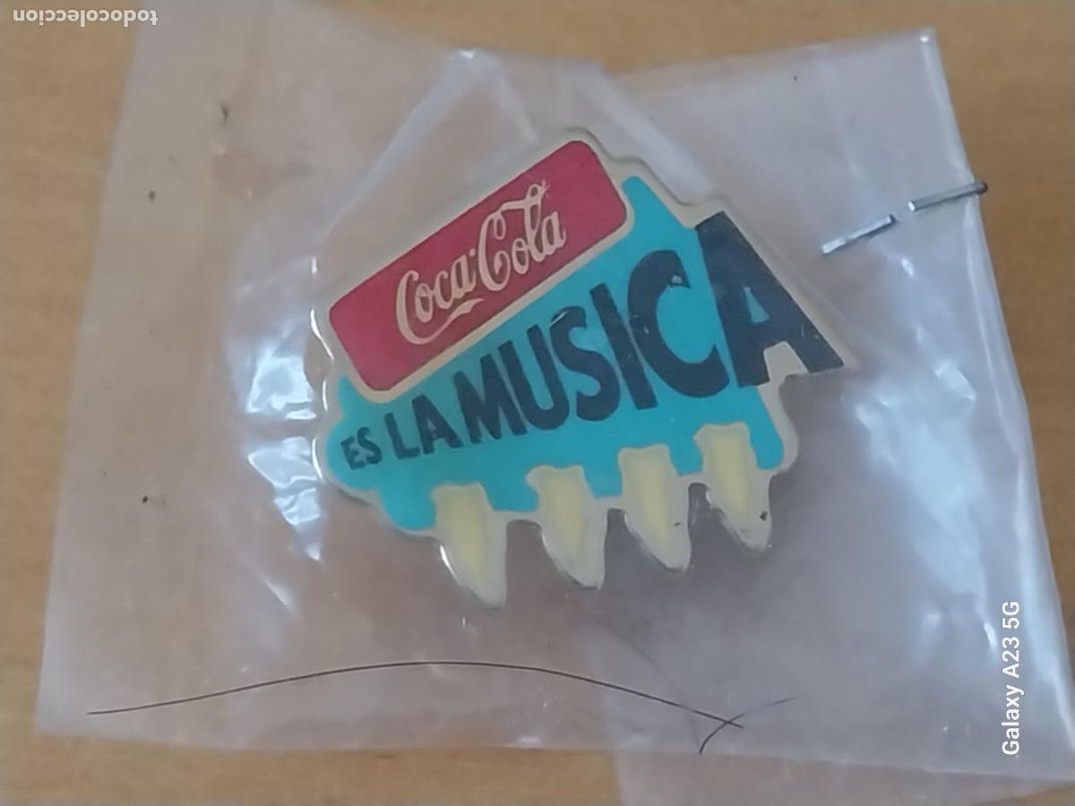 Pins de colecci&oacute;n: COCA COLA ES LA MUSICA PIN PINCHO METAL DORADO 2.78CMS ANCHO ORIGINAL EN BLISTER