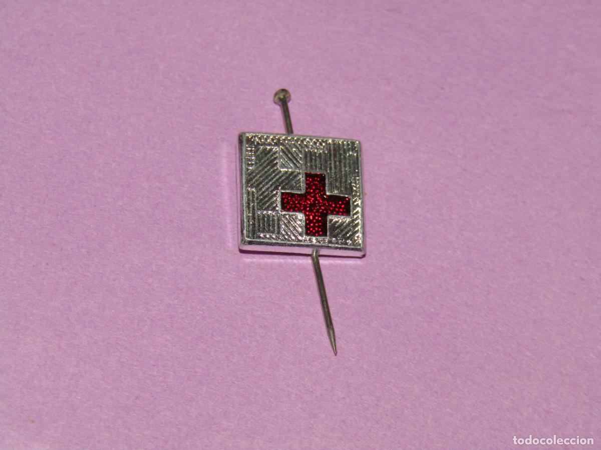 Pins de colecci&oacute;n: Antigua Insignia para Ojal o Solapa en Aluminio y Esmalte de la CRUZ ROJA