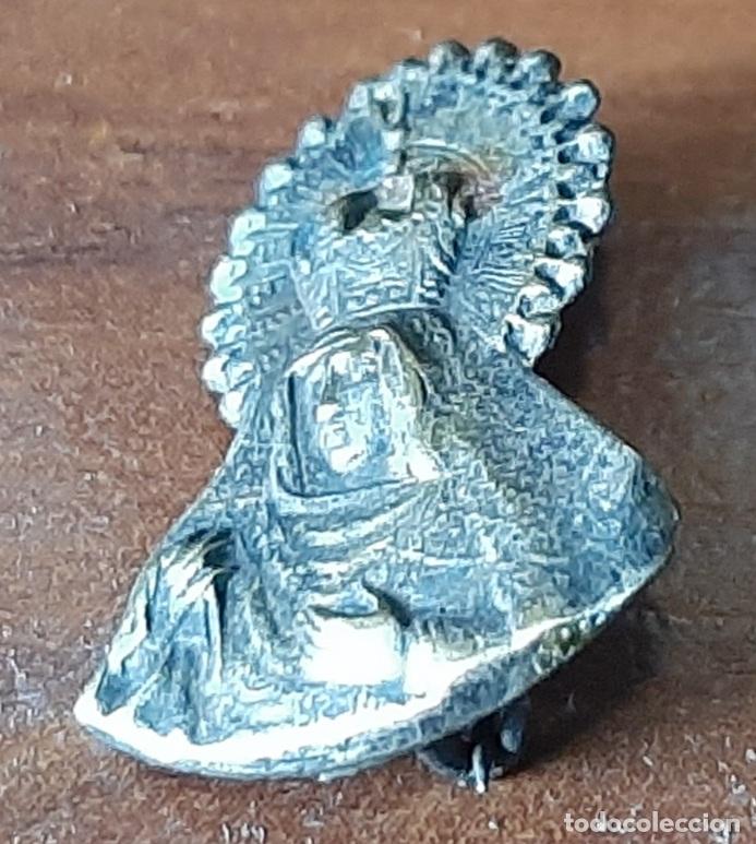 Pins de colecci&oacute;n: ANTIGUA INSIGNIA DE IMPERDIBLE CON IMAGEN DE LA ESPERANZA MACARENA