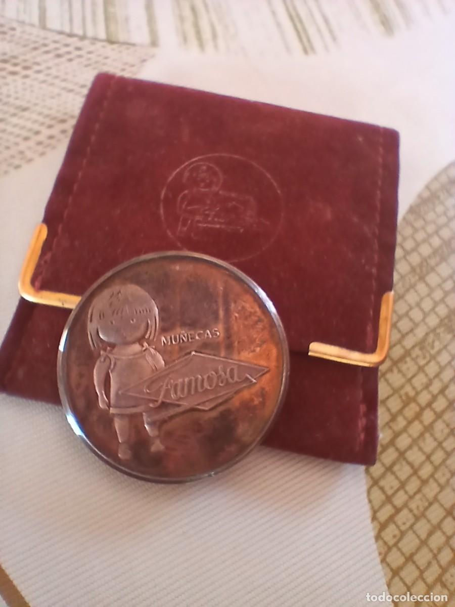 Pins de colecci&oacute;n: Moneda y pin F.A.M.O.S.A